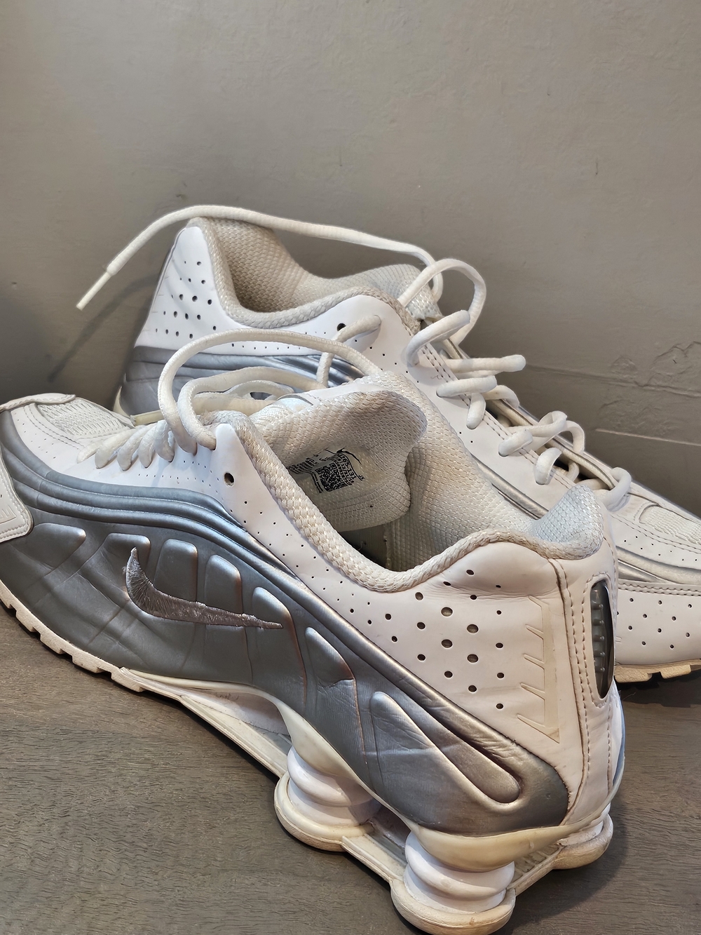 Nike Shox R4 White Metallic Silver Shoes  Men Size 9.5, 11W Retro Running